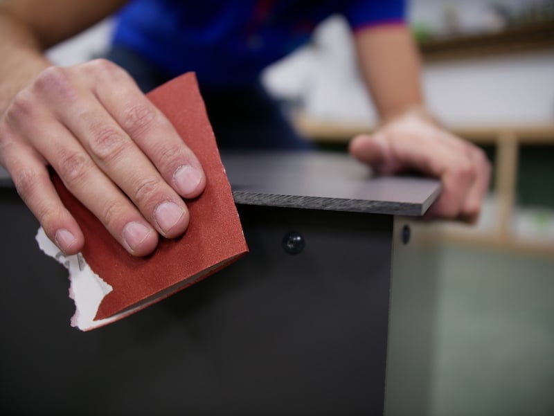 Pakketbrievenbus HPL afronden scherpe randen met schuurpapier
