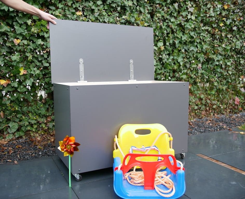 speelgoedkist-voor-buiten-hpl-met-speelgoed-ervoor-in-tuin